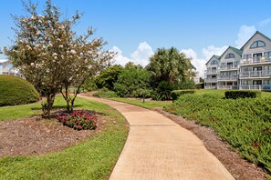 Property grounds - Cozy waterfront getaway with pools, hot tub & tennis courts (Fort Morgan)