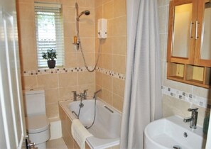 Appartement, 2 slaapkamers | Badkamer | Een bad/douchecombinatie, een diep bad, gratis toiletartikelen