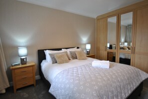 2 bedrooms, free WiFi - Elizabeth Court House (Windsor)