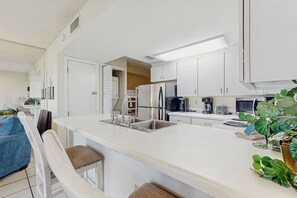 Réfrigérateur, four à micro-ondes, un four, surface de cuisson