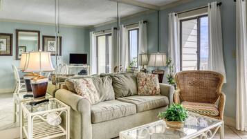 Fernseher, DVD-Player, Bücher