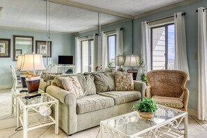 Televisio, DVD-soitin, kirjoja