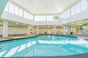 Una piscina cubierta, una piscina climatizada