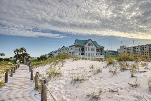 Exterior - Waterfront condo with pool & hot tub (Fort Morgan)