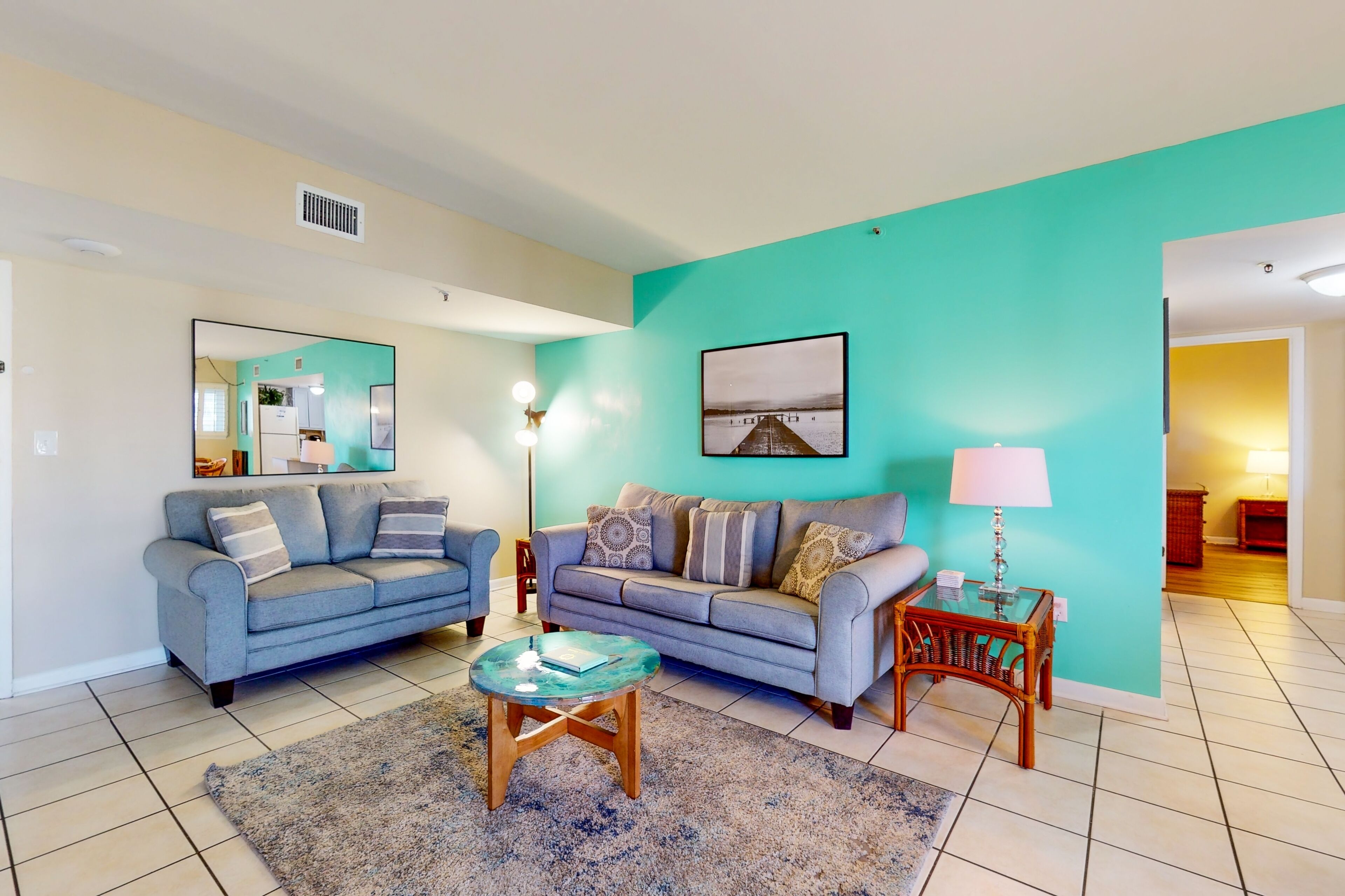 Tv, dvd-afspiller, bøger, stereoanlæg