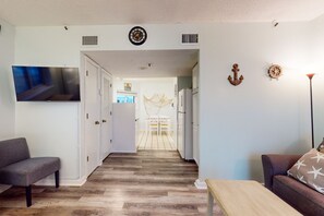 Een televisie, een dvd-speler en boeken