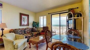 Télévision, lecteur de DVD, livres