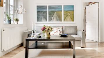 Family Room with Annex | Oppholdsområde | Flatskjerm-TV og peis