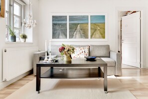 Flat-screen TV, fireplace