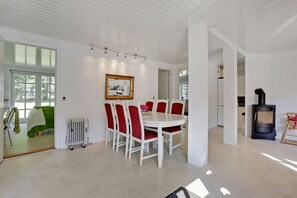 Khu vực ăn uống tại phòng