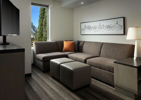 Ropa de cama de alta calidad, colchones con pillow-top y escritorio 
