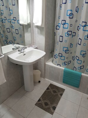 Family Quadruple Room | Deep soaking bathtub