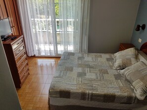 Kahden hengen deluxe-huone, parveke | 1 makuuhuone, ilmainen Wi-Fi