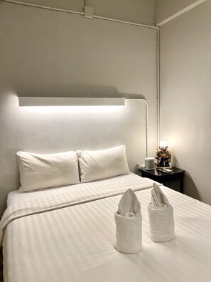 Private Room 2 with Shared Bathroom | In-room safe, free WiFi, bed sheets - Hobnob Hostel - Adults Only (Chiang Mai)