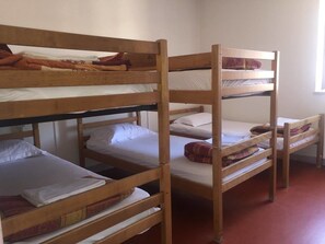 Gemeinsamer Economy-Schlafsaal