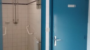 Economy Shared Dormitory | Bathroom shower - Cluny Séjour (Cluny)