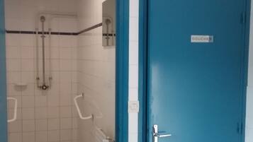 Dortoir PartagĂ© Ăconomique | Douche de la salle de bain