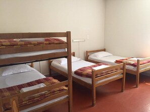Economy Shared Dormitory | Soundproofing, free cribs/infant beds, free WiFi, bed sheets - Cluny Séjour (Cluny)