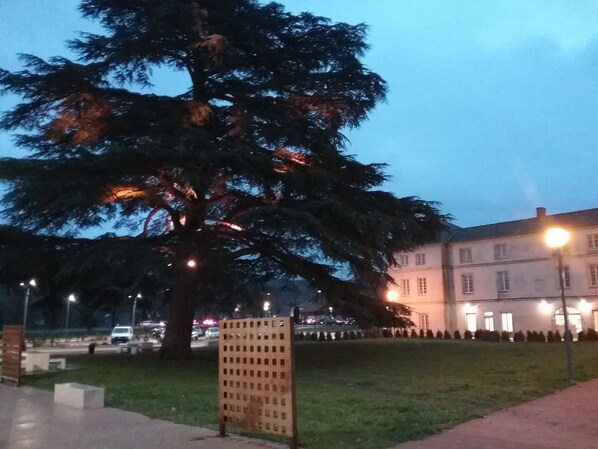 Front of property - evening/night - Cluny Séjour (Cluny)