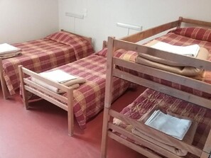 Economy Shared Dormitory | Soundproofing, free cribs/infant beds, free WiFi, bed sheets - Cluny Séjour (Cluny)