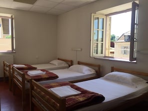 Dortoir Partagé Économique | Chambres insonorisées, lits bébé (gratuits), Wi-Fi gratuit