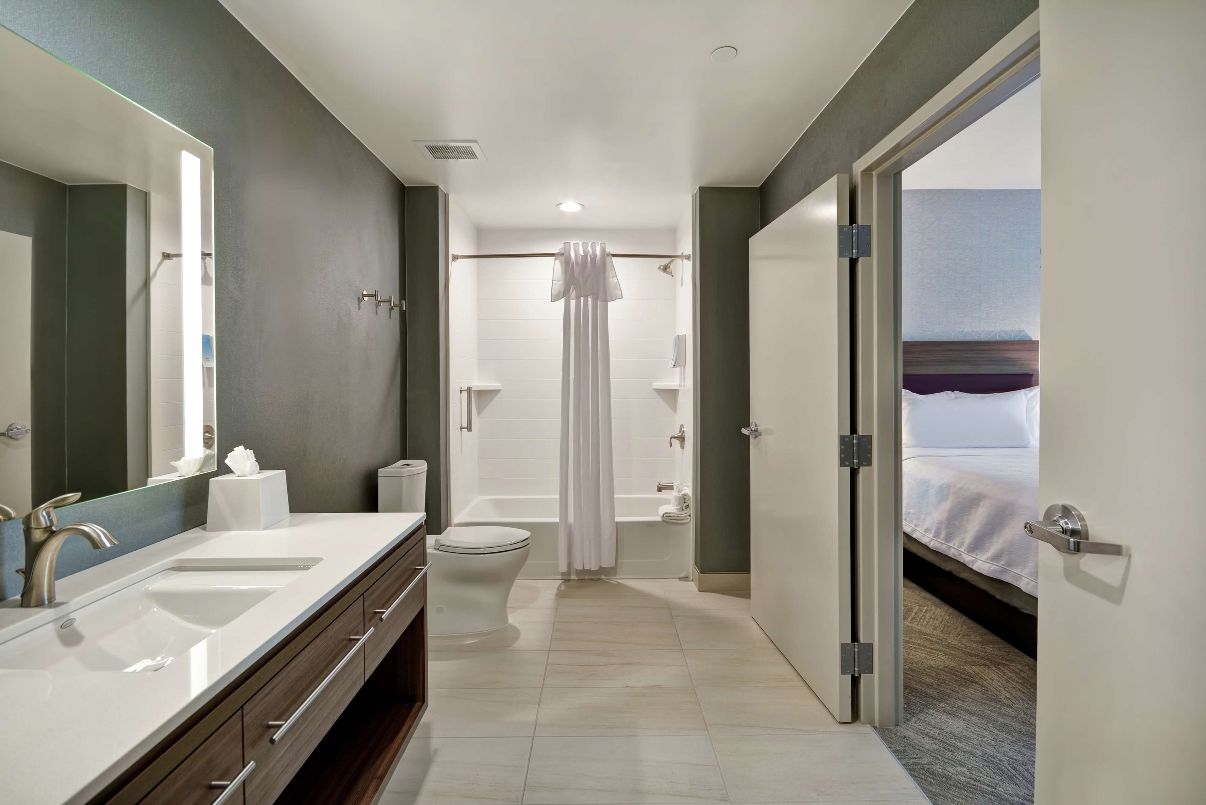 suite, 1 bedroom, non smoking | bathroom | free toiletries, hair dryer, towels, soap