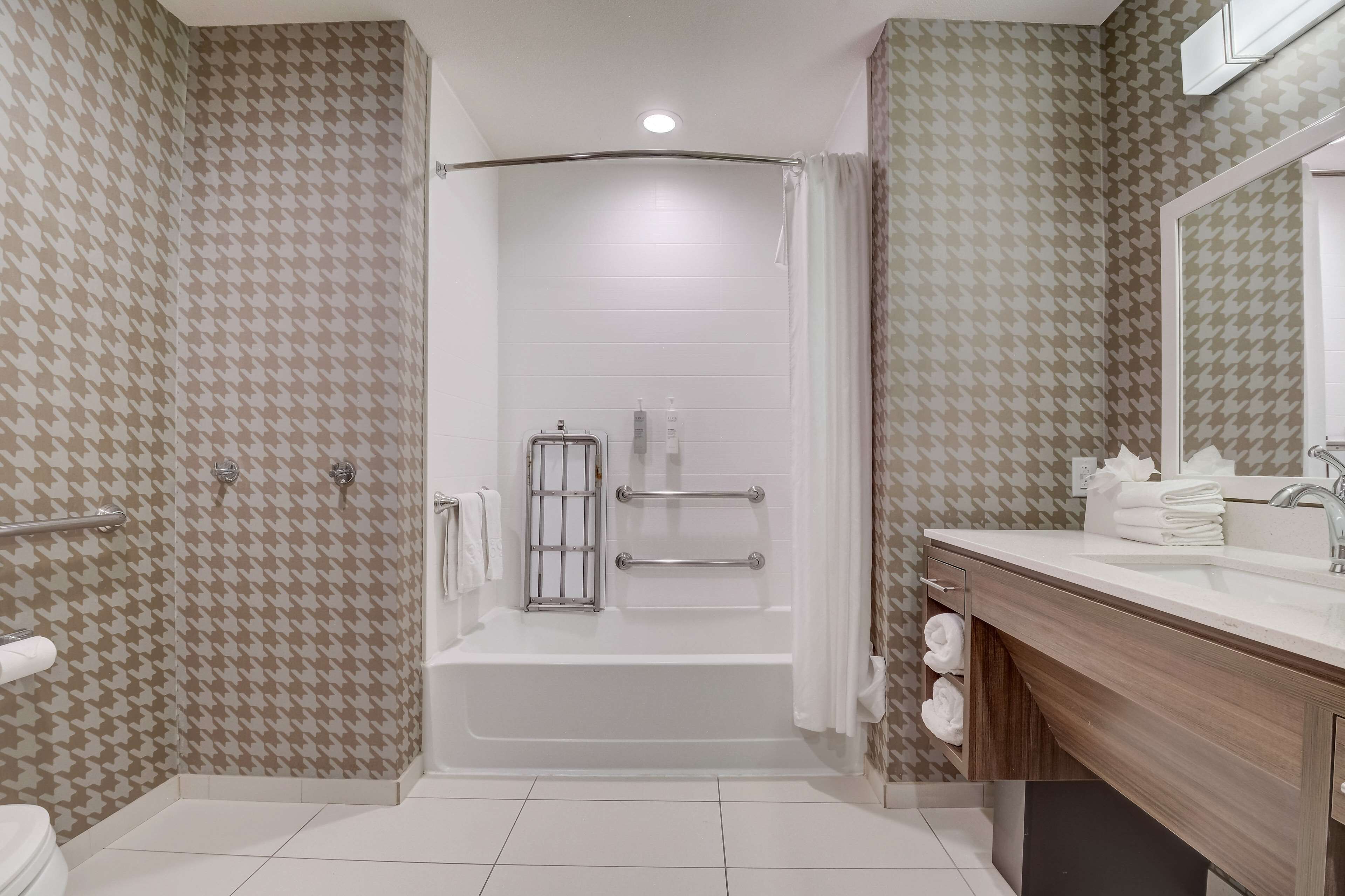 suite, 1 king bed, accessible, bathtub | bathroom | free toiletries, hair dryer, towels