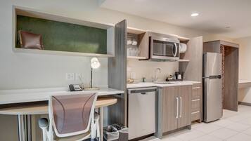 Studio, 2 Queen Beds, Accessible, Bathtub | Private kitchen