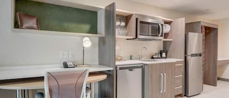 Estudio, 2 camas Queen size, con acceso para personas discapacitadas, tina | Cocina privada | Refrigerador con congelador, microondas, lavavajillas y tostadora