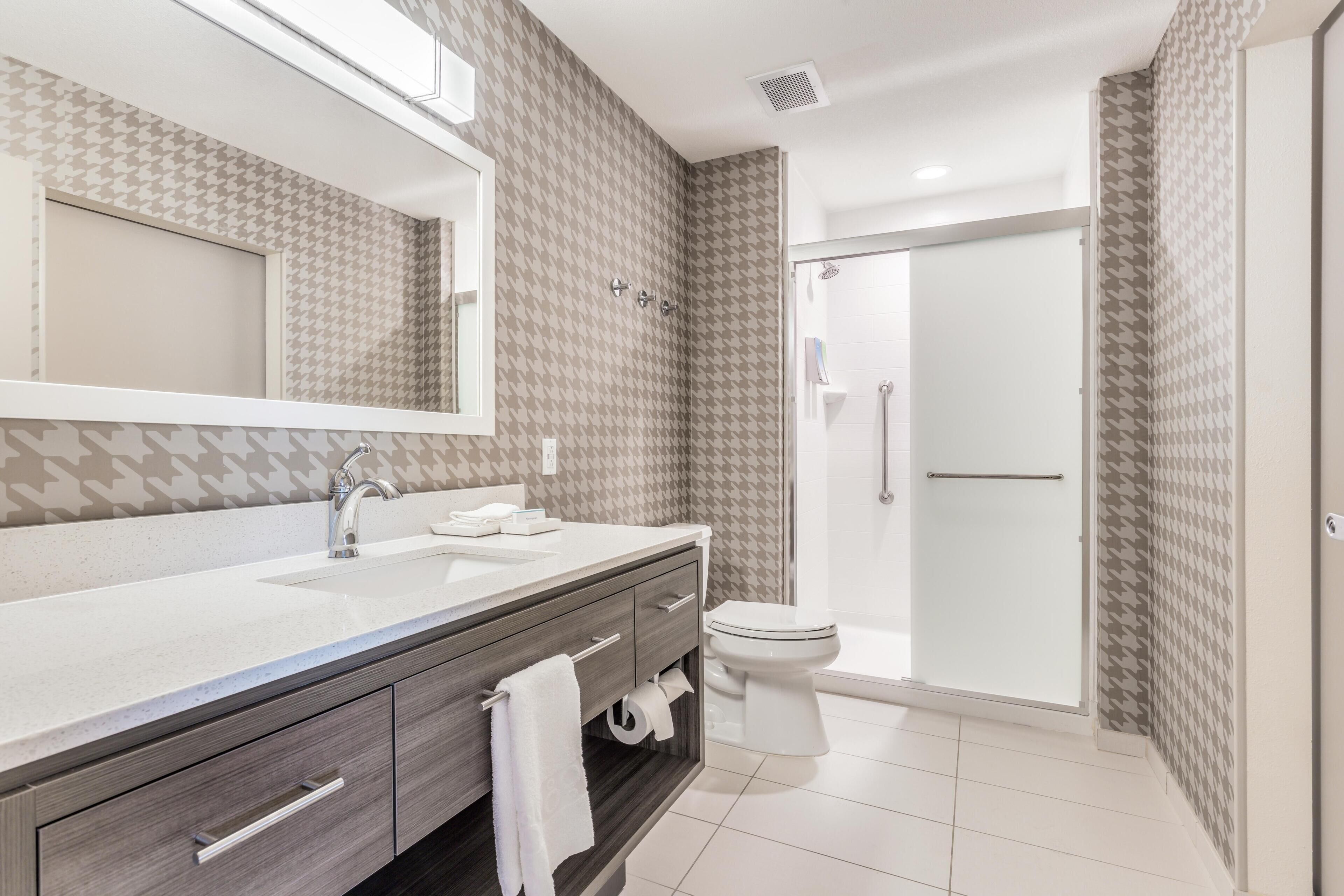 Suite, 1 kingsize-seng, tilgjengelighetstilpasset, badekar | Dusj på badet