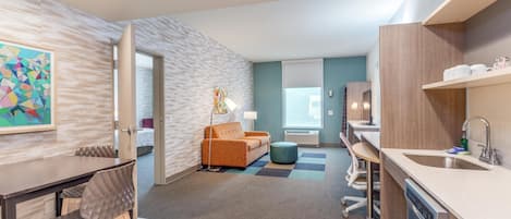 Studio, 1 King Bed, Accessible, Bathtub | Desk, blackout curtains, iron/ironing board, cots/infant beds
