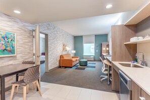 Studio, 1 très grand lit, accessible aux personnes à mobilité réduite, baignoire | Bureau, rideaux occultants, fer et planche à repasser