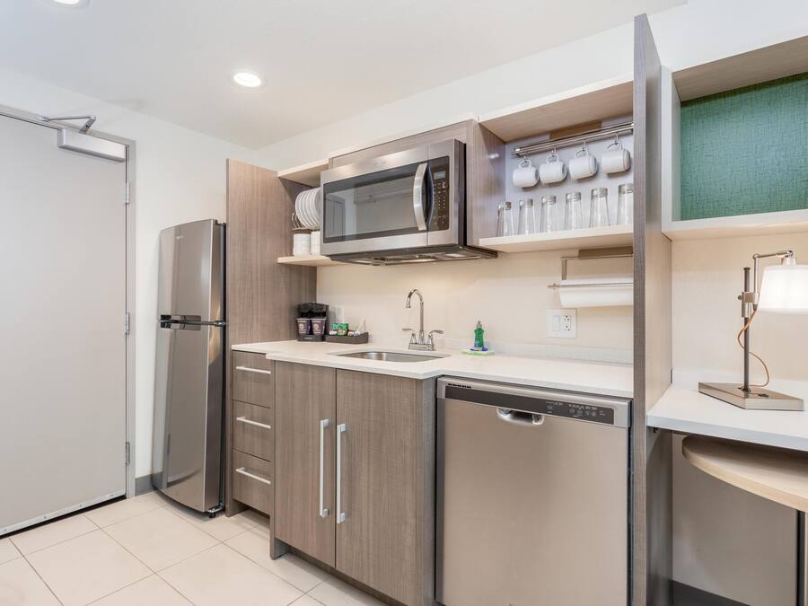 Studio suite, 1 kingsize bed, niet-roken | Een bureau, verduisterende gordijnen, een strijkplank/strijkijzer