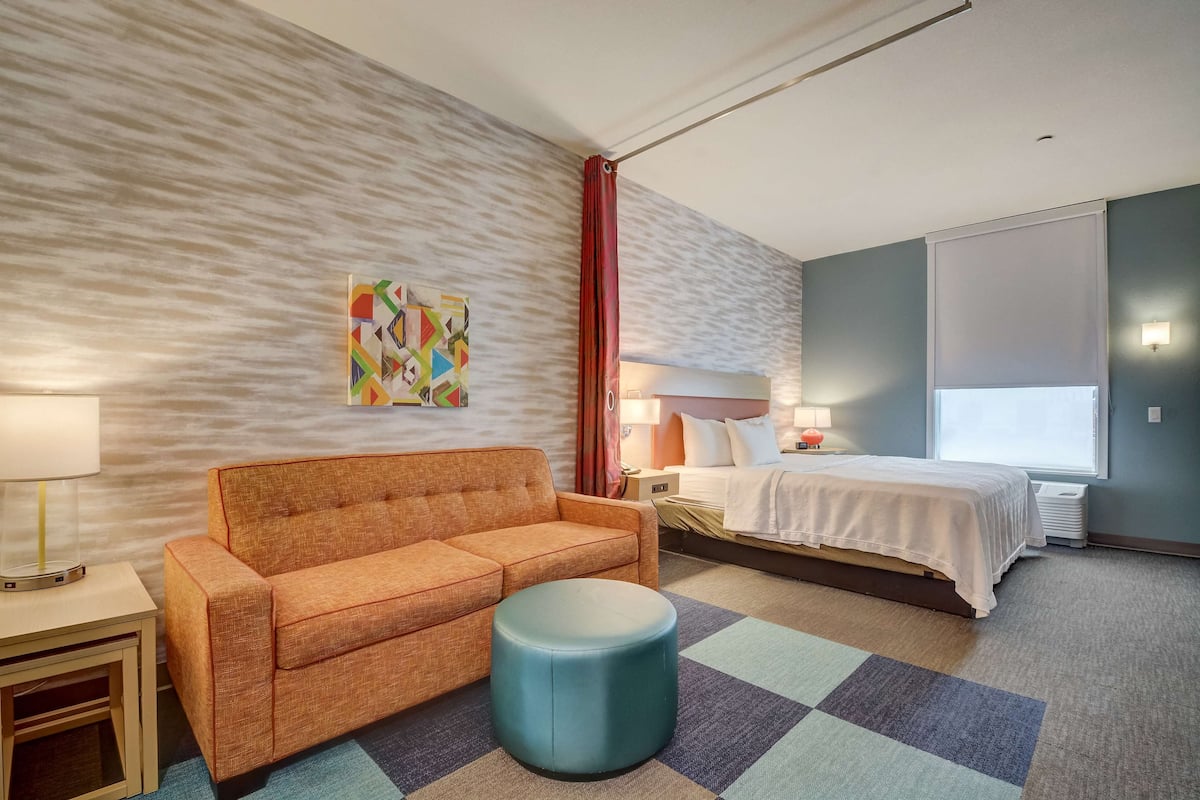 Estudio, 1 cama King size, con acceso para personas discapacitadas (Hearing) | Área de sala de estar | Televisión de pantalla plana de 50 pulgadas con canales por cable
