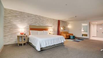 Studio, 1 King Bed, Accessible (Hearing) | Living area