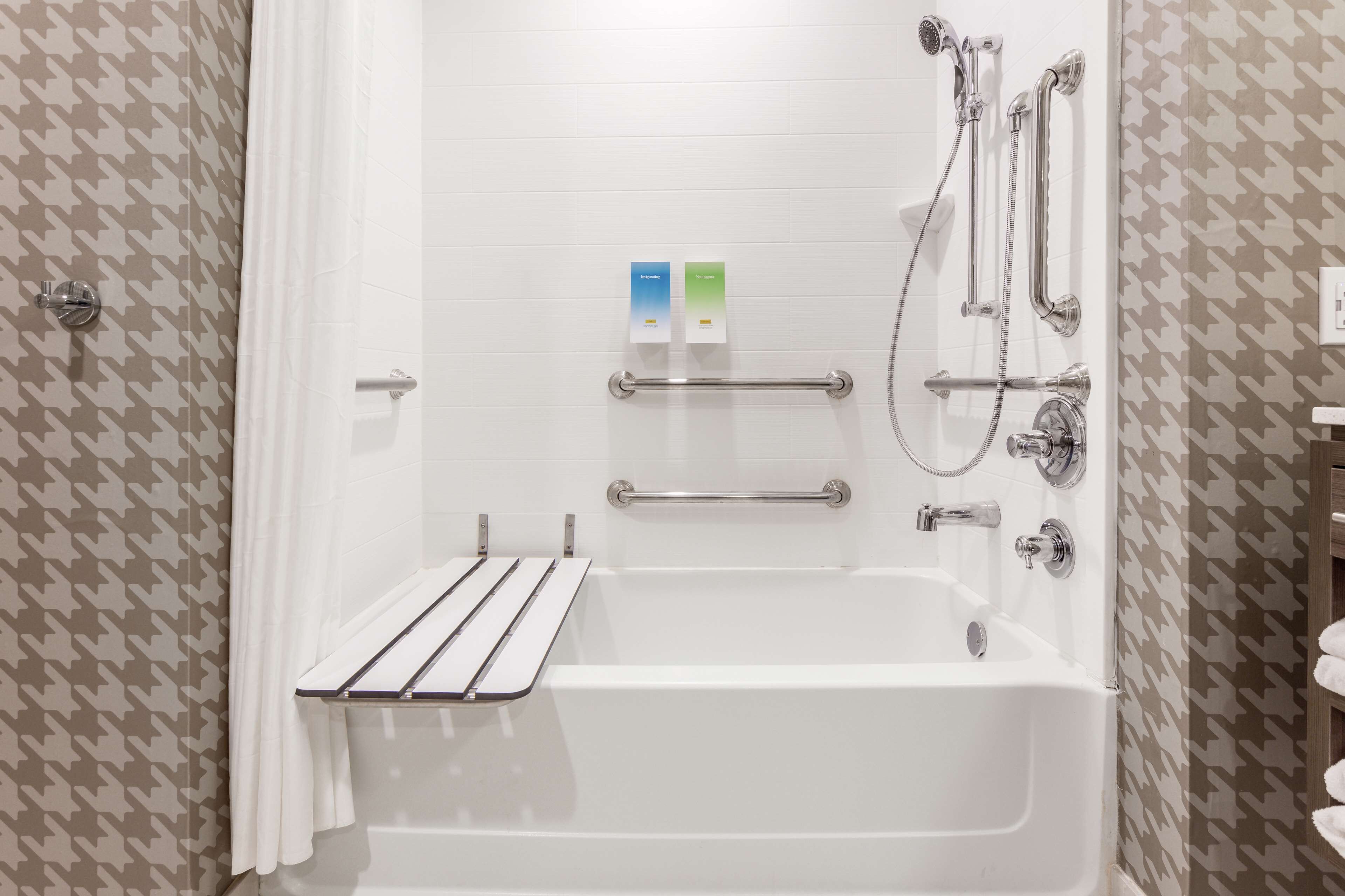 studio, 1 king bed, accessible, bathtub | bathroom | free toiletries, hair dryer, towels