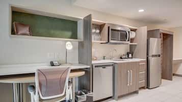 Studio, 2 Queen Beds, Accessible, Bathtub | Private kitchen