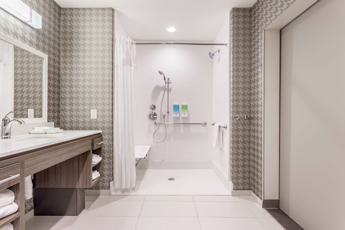 Suite, 1 cama King size (Roll-In Shower, Mobility & Hearing) | Regadera en el baño