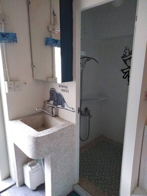 Family Studio Suite, Multiple Beds, Non Smoking | Bathroom