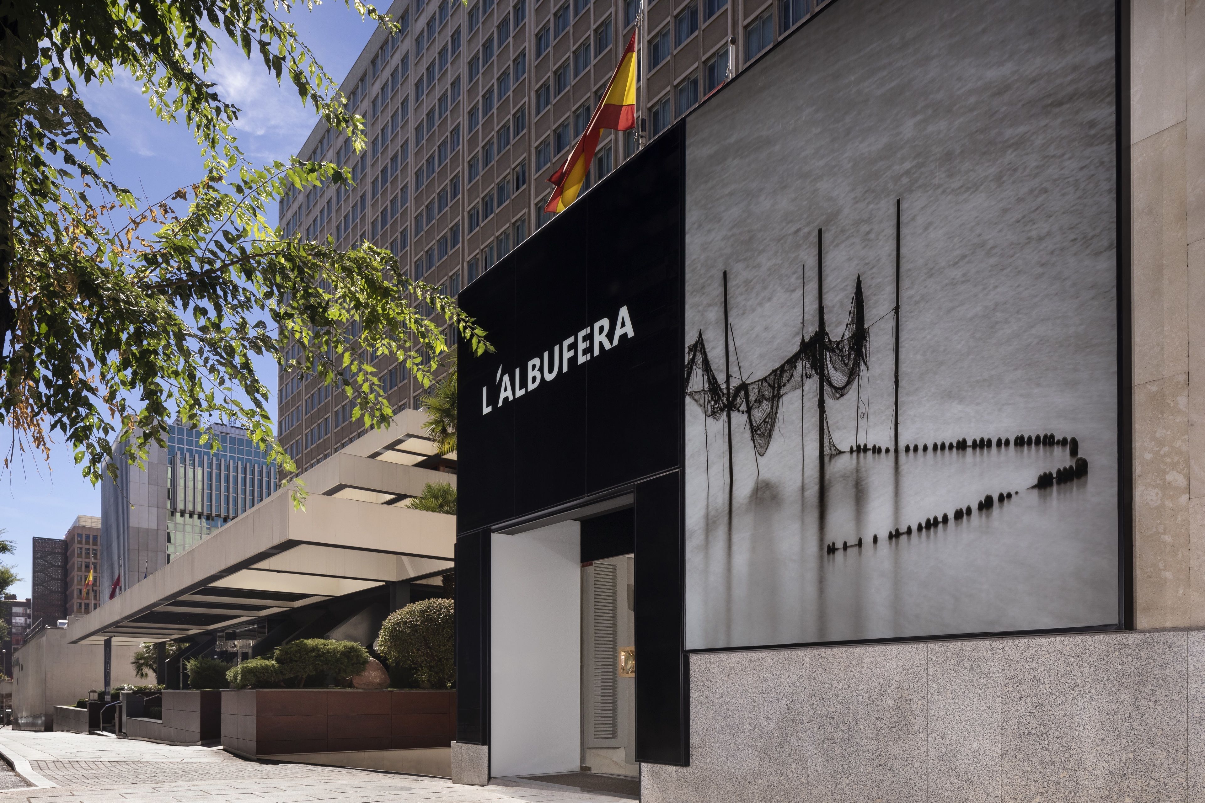 2 restaurants, lunch served