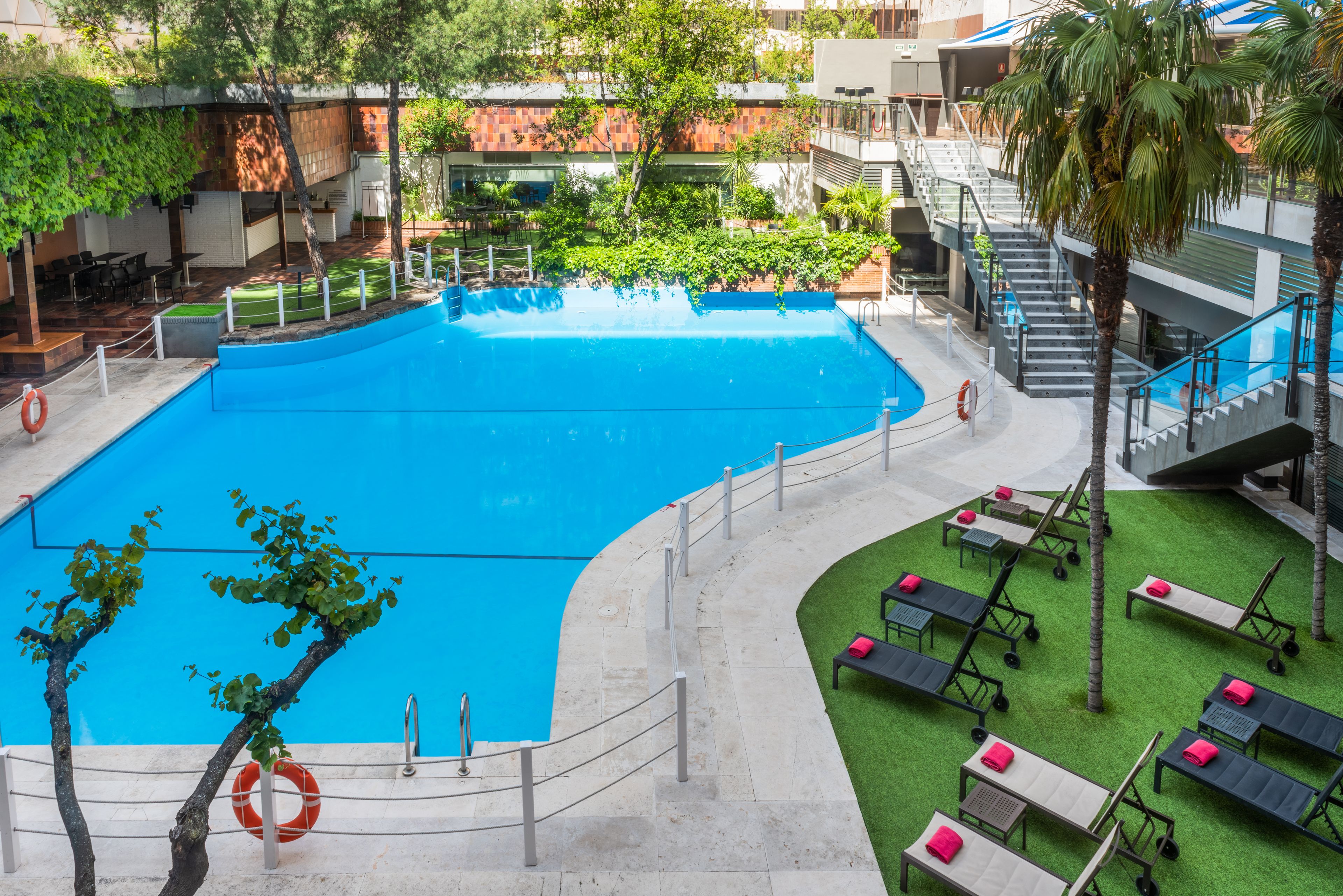 Piscina externa sazonal, funciona das meio-dia às 20h, espreguiçadeiras