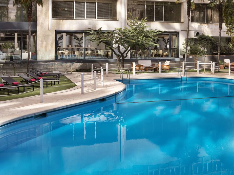 Una piscina al aire libre de temporada (de 12:00 a 20:00), tumbonas