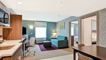 Suite, 1 Queen Bed, Accessible (Roll-In Shower) | Living area