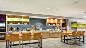 Un espace moderne pour le petit-déjeuner, avec un comptoir, des sièges et un panneau indiquant « BONJOUR ».