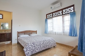 In-room safe, desk, free WiFi, bed sheets - Indopurejoy House - Komala Indah Cottages - Hostel (Kuta)