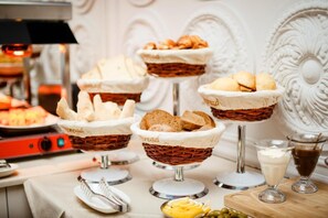 Café da manhã com buffet grátis todos os dias