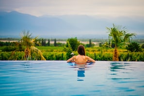 Piscina interna, guarda-sóis, espreguiçadeiras