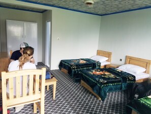 Deluxe-værelse til 3 personer - 1 stor enkeltseng - ikke-ryger | Badeværelse | Gratis toiletartikler, hårtørrer, badekåber, hjemmesko