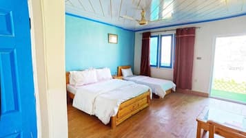 Habitación triple Deluxe, 1 cama individual grande, no fumadores | 10 dormitorios, ropa de cama de alta calidad, edredones de plumas