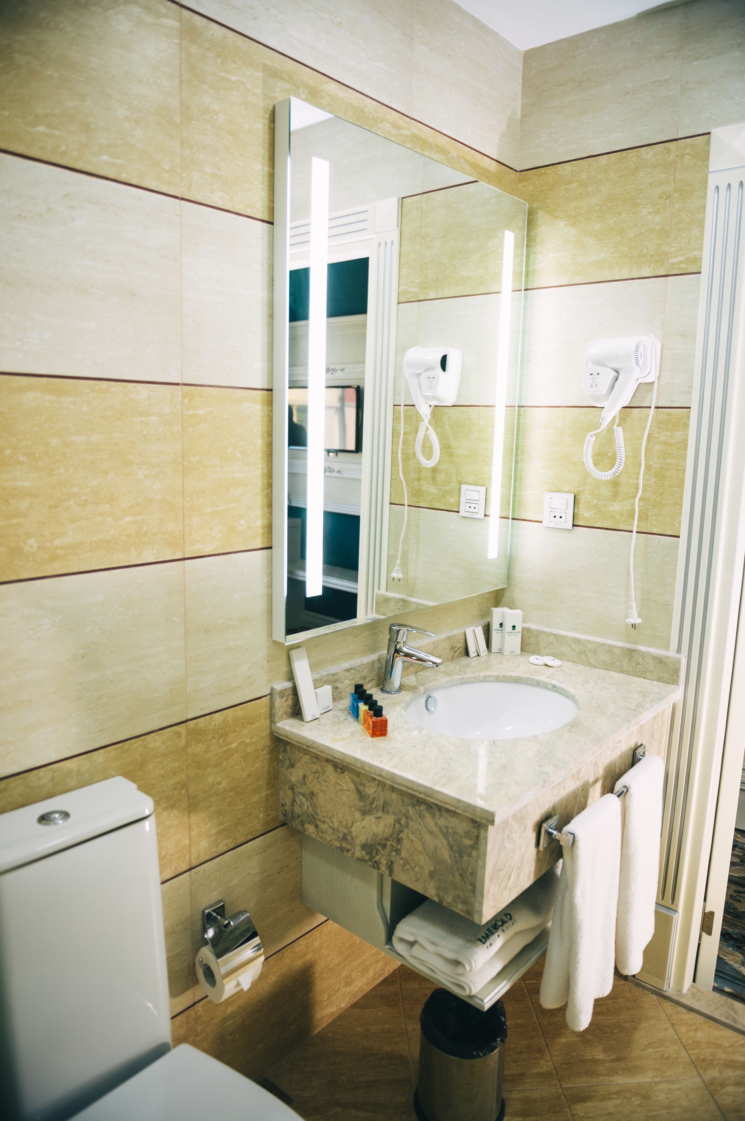 standard triple room | bathroom | free toiletries, hair dryer, bathrobes, slippers